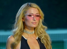 'Người đẹp tỷ phú' Paris Hilton tự tin làm vedette show thời trang