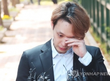 Park Yoo Chun khóc khi được ra tù