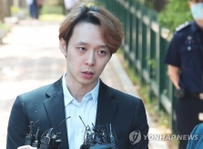 Park Yoo Chun bị cáo buộc rủ fan nữ sex tập thể