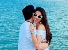 Phạm Hương đăng ảnh ôm chồng sắp cưới trên du thuyền