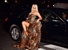 Thời trang khoe vòng một phản cảm của Nicki Minaj