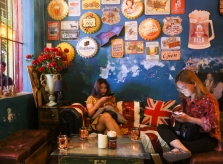 Quán cà phê kiểu Mỹ trong ngôi nhà hơn 120 tuổi ở Sài Gòn