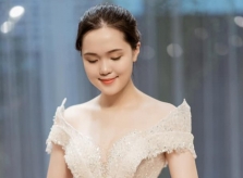 Quỳnh Anh khoe váy cưới được Duy Mạnh tặng riêng trước ngày kết hôn
