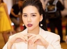 Quỳnh Hoa diện set đồ trắng đi event