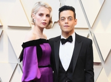 Oscar nam chính xuất sắc không ngừng hôn bạn gái