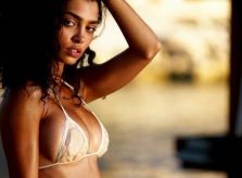 Phong cách nóng bỏng của bạn gái tỷ phú Twitter