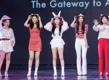 Sao Hàn đội nón lá biểu diễn ở Việt Nam