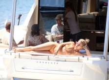 Ca sỹ Rita Ora gợi cảm với bikini