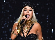 Rita Ora mặc sexy hát bên dàn 'thiên thần nội y' Victoria's Secret