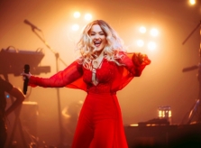 Rita Ora diễn sung trên sân khấu với váy áo Công Trí