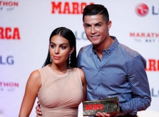 Lộ bụng to bất thường, bạn gái Ronaldo bị nghi mang bầu lần 2