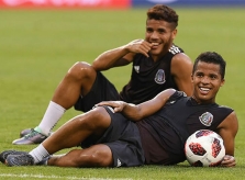 Sao LA Galaxy đăng ảnh phòng the