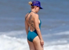 Scarlett Johansson mặc áo tắm lộ hình xăm lớn trên lưng