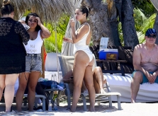 Selena Gomez mặc đồ bơi khoe đường cong ở Mexico