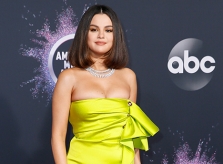 Selena Gomez mặc hở ngực