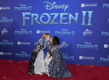 Selena Gomez hôn em gái 6 tuổi trên thảm đỏ 'Frozen 2'