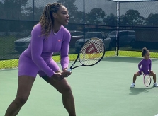 Serena và con gái mặc đồ đôi chơi tennis