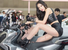 Ngắm người đẹp tựa nữ thần xứ kim chi sexy bên môtô