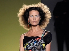 Siêu mẫu thập niên 1990 Shalom Harlow tái xuất ở show Versace