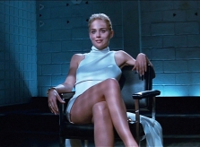 Sharon Stone từng bị lừa cởi nội y ở trường quay