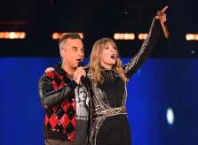 Ca sĩ giơ 'ngón tay thối' gây tranh cãi khi diễn show của Taylor Swift