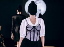 Dàn mẫu bịt mặt catwalk trong show Devon Nguyễn