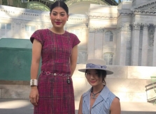 Minh tinh Thái Lan quỳ gối khi gặp công chúa ở Pháp