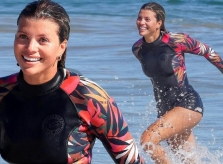 Sofia Richie xinh đẹp rạng ngời, đùa giỡn sóng biển ở Malibu