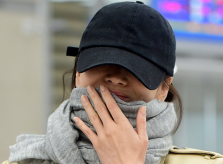 Song Hye Kyo không đeo nhẫn cưới khi xuất hiện ở sân bay