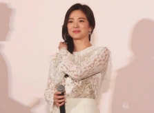 Song Hye Kyo nối tóc cho hợp váy ren