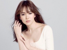 Song Hye Kyo luôn nổi bật dù mặc váy đơn giản hay xẻ sâu khoe vòng một