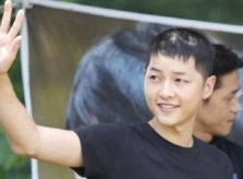 Nam giới nên làm gì khi bị rụng tóc nhiều như Song Joong Ki?