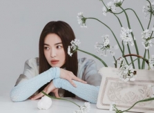 Song Hye Kyo khoe sắc bên hoa