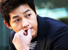 Đoàn phim của Song Joong Ki 'chạy dịch'