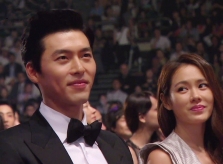 Dù 6 năm trước hay bây giờ, Son Ye Jin vẫn nhìn Hyun Bin say đắm