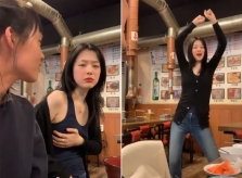 Sulli nắn bóp ngực giữa quán nhậu