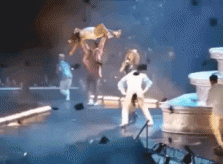 Taylor Swift bị vũ công ngáng chân, trượt ngã trên sân khấu
