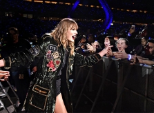 Taylor Swift phá kỷ lục tour diễn có doanh thu cao nhất ở Mỹ