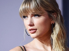 Taylor Swift tặng mỗi fan 3.000 USD trong dịch