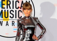 Taylor Swift mặc đẹp nhất tuần với đầm ánh bạc bắt sáng