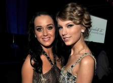 Taylor Swift và Katy Perry làm bạn sau nhiều năm mâu thuẫn