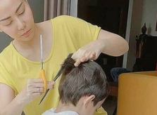 Ảnh sao 14/4: Thu Minh cắt tóc cho con trai