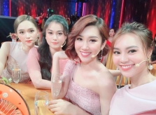 Sao Việt nghỉ lễ: người đi chơi, người miệt mài làm việc