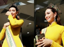 Hoa hậu Thùy Tiên bật khóc trong buổi diễu hành mừng chiến thắng