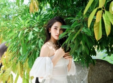 Hoa hậu Tiểu Vy diện váy khoe vai quyến rũ ở tuổi 19