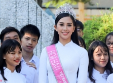 Hoa hậu Tiểu Vy dự lễ chào cờ, trao học bổng ở trường cũ tại Hội An