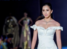 Tiểu Vy mặc gợi cảm tại Hoa hậu Thế giới 2018