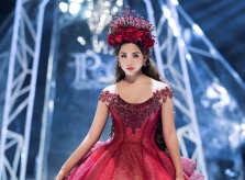 Hoa hậu Tiểu Vy sải bước tự tin, lần đầu làm vedette trên sàn diễn