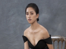 Tiểu Vy tôn vòng một với váy áo Công Trí