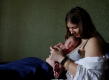 'Làm mẹ trong đại dịch': Những bức ảnh ấm áp về tình mẫu tử